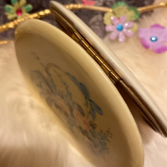 Vintage Celluloid Compact by Rex Fifth Avenue,hand painted basket of flowers💐😎 - Picture 6 of 9